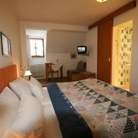 Hotel-gasthof Rose מלון 2*